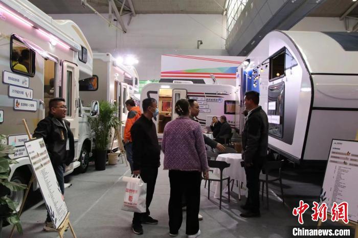 隨著新疆自駕游興起，房車成為本屆文化旅游產(chǎn)業(yè)交易博覽會(huì)上的熱門產(chǎn)品?！∑埨^鵬 攝