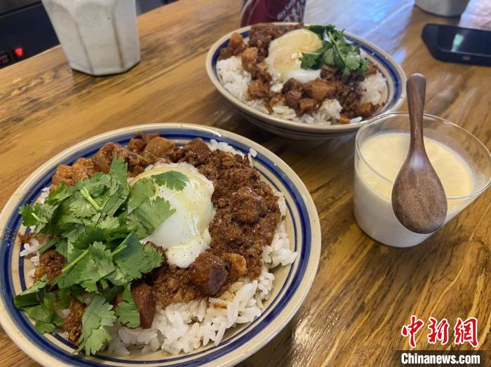 周玹益制作的肉臊飯。　林波 攝