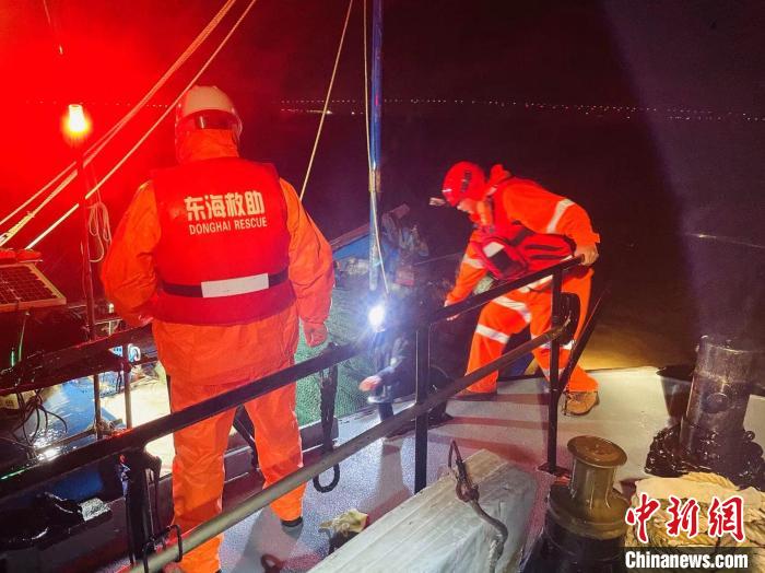 圖為東海救助局福州救助基地專業(yè)救助艇救助遇險漁民?！|海救助局供圖