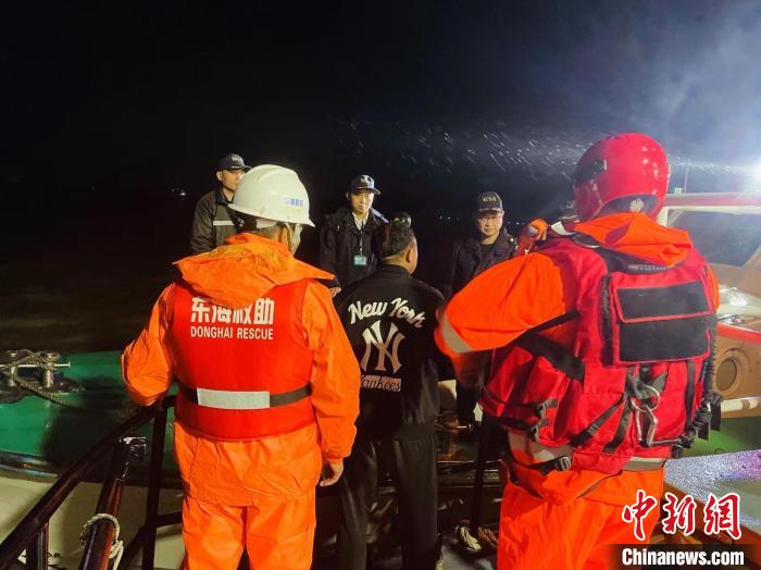 圖為東海救助局福州救助基地專業(yè)救助艇救助遇險漁民?！|海救助局供圖