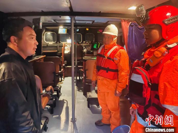 圖為東海救助局福州救助基地專業(yè)救助艇救助遇險漁民?！|海救助局供圖