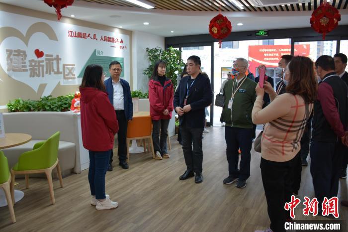 圖為參訪團(tuán)參觀濟(jì)南市建新社區(qū)。　呂妍 攝