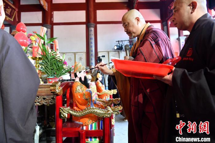 圖為雪峰崇圣禪寺住持傳觀法師(右二)為閩王金身開光?！蚊?攝