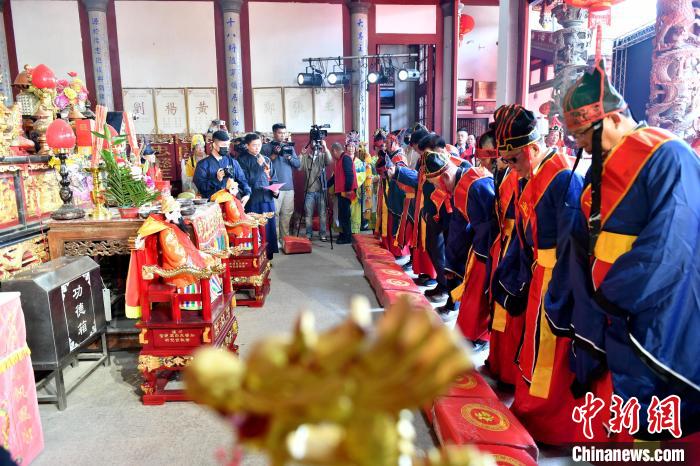圖為兩岸宗親信眾共祭開閩三王?！蚊?攝