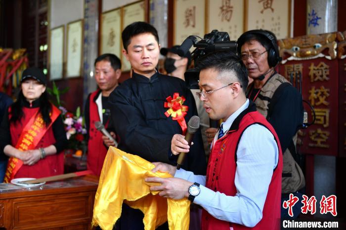 圖為福州市閩王王審知文化交流中心理事長王詩潤恭讀祝文。　呂明 攝