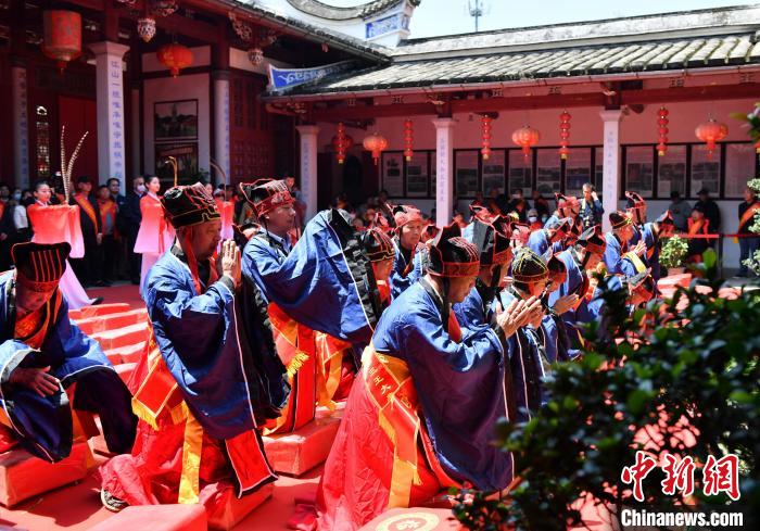 圖為兩岸宗親信眾共祭開閩三王?！蚊?攝