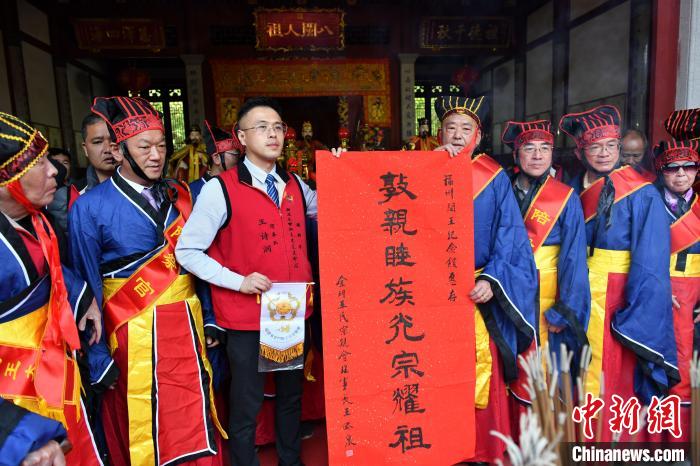 圖為金門王氏宗親會理事長王添泉(右四)向福州閩王紀念館贈送書法作品?！蚊?攝