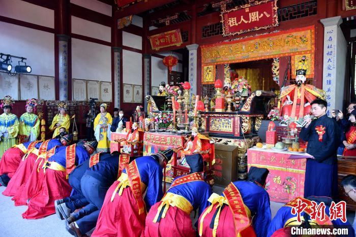圖為兩岸宗親信眾共祭開閩三王?！蚊?攝