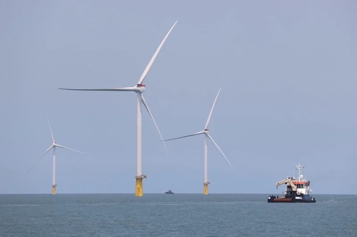 苗栗縣外海興建離岸風電機組.webp