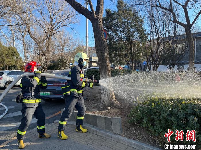 近日，北京東城消防組織轄區(qū)消防救援站積極開展楊柳絮清理濕化工作。　北京東城消防供圖