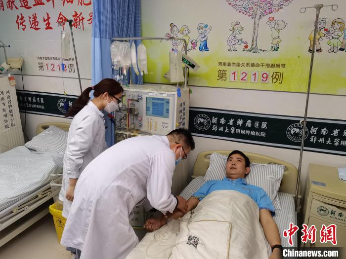 志愿者陳元在醫(yī)院進(jìn)行造血干細(xì)胞捐獻(xiàn)?！≮w正陽 攝