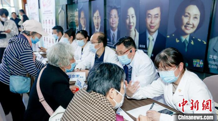 帕金森病專家開展健康咨詢活動?！】破招袒顒咏M委會供圖