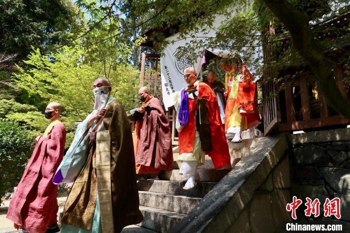 福建黃檗友好交流訪日?qǐng)F(tuán)一行參加黃檗宗隱元禪師紀(jì)念法會(huì)禮拜祖塔?！「＝ǜＧ妩S檗山萬(wàn)福寺 供圖