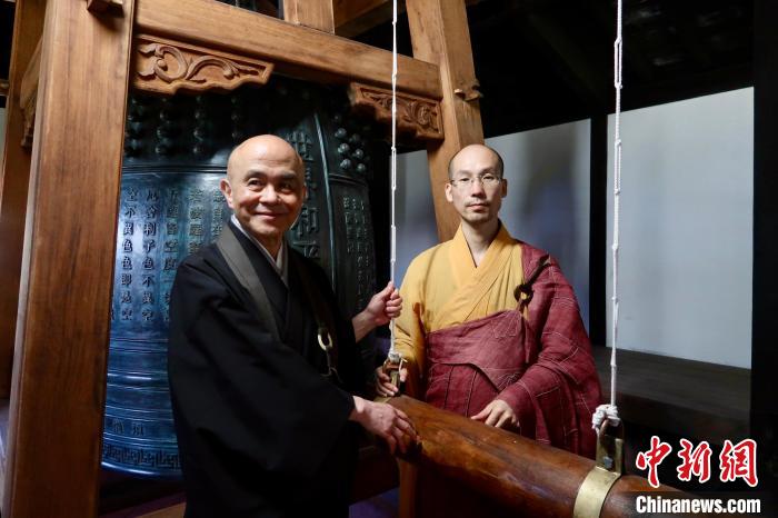 定明法師(右)與松尾長(zhǎng)老(左)一起敲響和平鐘。　福建福清黃檗山萬(wàn)福寺 供圖
