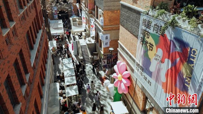 2023棉里·向美城市藝術(shù)節(jié)在天津五大道開(kāi)幕?！≈鬓k方供圖