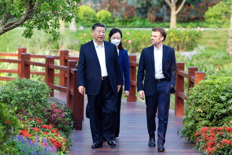 4月7日下午，國(guó)家主席習(xí)近平在廣東省廣州市松園同法國(guó)總統(tǒng)馬克龍舉行非正式會(huì)晤。兩國(guó)元首在庭園散步，邊走邊聊，不時(shí)駐足，饒有興致地觀賞嶺南園林的獨(dú)特景致。新華社記者 劉彬 攝