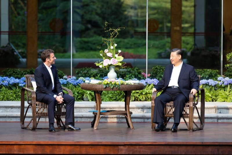 4月7日下午，國(guó)家主席習(xí)近平在廣東省廣州市松園同法國(guó)總統(tǒng)馬克龍舉行非正式會(huì)晤。兩國(guó)元首臨水而坐，觀景品茗，縱論古今。新華社記者 黃敬文 攝