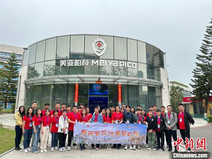 4月10日至12日，首場“港澳青年看祖國”福建行主題活動在廈門舉辦。圖為香港青年參觀廈門企業(yè)?！「＝ㄊ∏嗄曷?lián)合會供圖