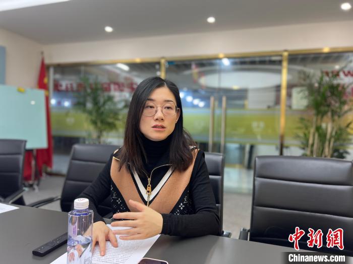 安徽省政協(xié)委員劉芳是一位銅陵媳婦。2012年，她從世界500強企業(yè)辭職，選擇與愛人回到銅陵創(chuàng)業(yè)。　儲瑋瑋 攝