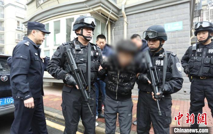 歷經(jīng)26年、數(shù)代刑警的接續(xù)攻堅(jiān)、不懈努力下，南京“1997·10·8”特大搶劫殺人案終于被警方偵破?！∧暇┚焦﹫D