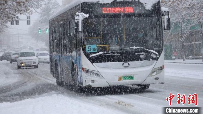 路面濕滑，車輛行駛緩慢?！√锒?攝