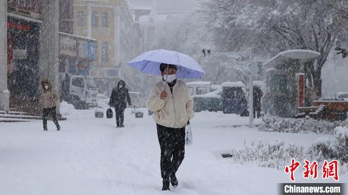 阿勒泰市民冒雪出行?！「逗茤| 攝
