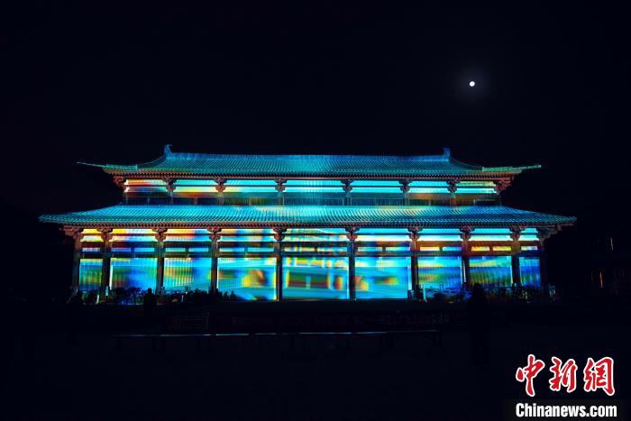 新和縣唐安西都護(hù)府文化園夜景?！⌒潞涂h唐安西都護(hù)府文化園提供