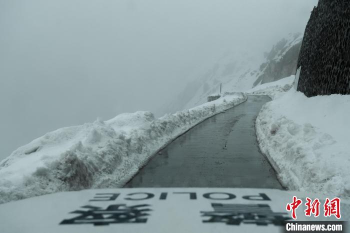 4月9日，西藏洛扎縣海拔4800多米切公拉山大雪，畫面左側便是懸崖。　江飛波 攝