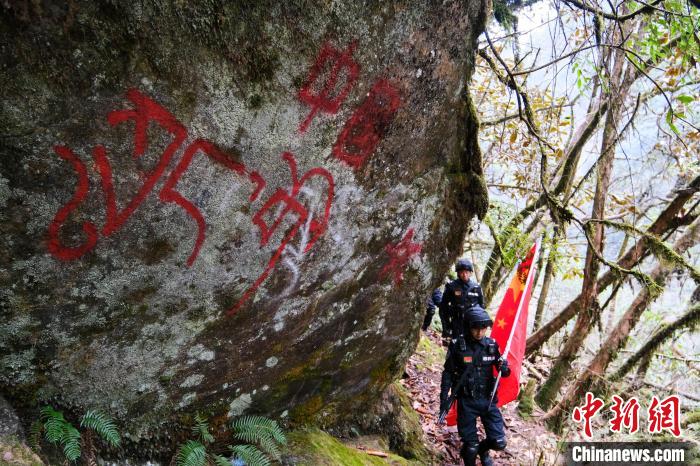4月9日，拉郊邊境派出所移民管理警察在邊境地區(qū)進行戍邊巡邏?！〗w波 攝