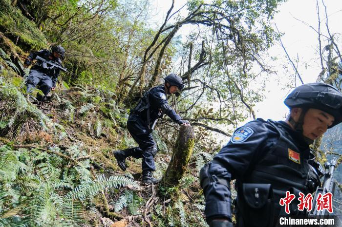 4月9日，拉郊邊境派出所移民管理警察在邊境地區(qū)原始森林進行戍邊巡邏?！〗w波 攝