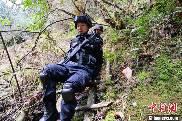 4月9日，拉郊邊境派出所移民管理警察在邊境地區(qū)陡峭濕滑的山道上進行戍邊巡邏?！〗w波 攝