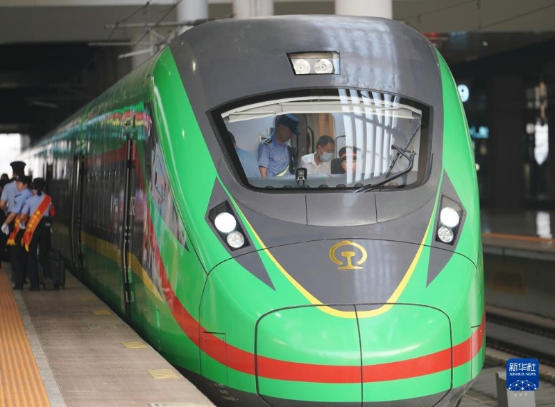 4月13日，列車在昆明南站整裝待發(fā)。新華社記者 邢廣利 攝