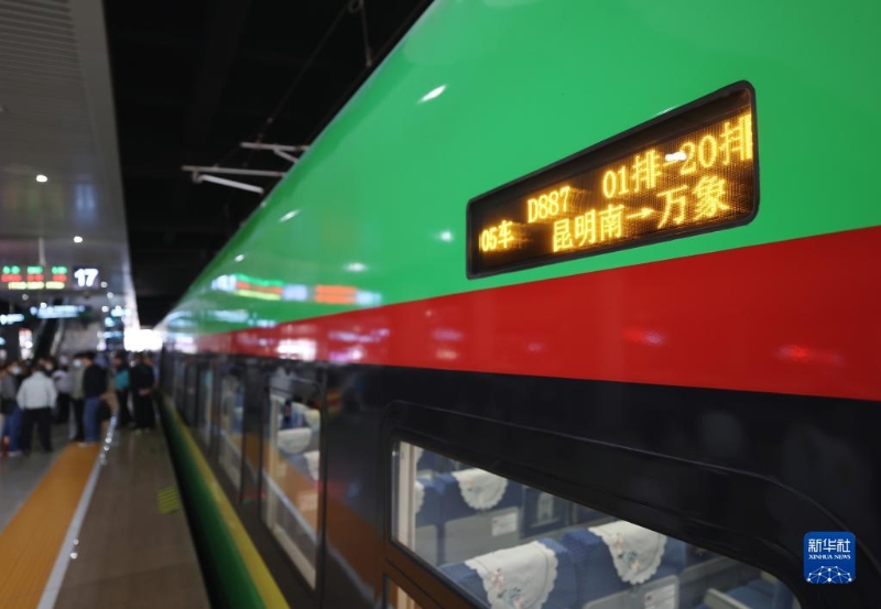 4月13日，列車在昆明南站整裝待發(fā)。新華社記者 邢廣利 攝 2