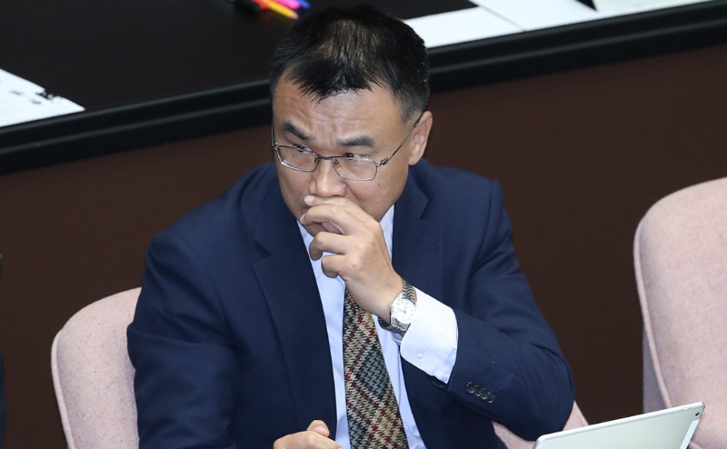 臺灣“農(nóng)委會主委”陳吉仲10日于臺當局立法機構(gòu)再度哽咽。（圖源：臺灣“中時新聞網(wǎng)”）