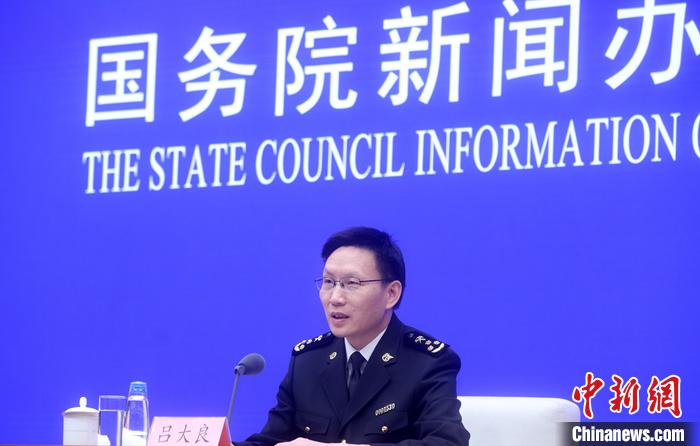 4月13日，中國(guó)國(guó)務(wù)院新聞辦公室在北京舉行新聞發(fā)布會(huì)，海關(guān)總署新聞發(fā)言人、統(tǒng)計(jì)分析司司長(zhǎng)呂大良介紹2023年一季度進(jìn)出口情況，并答記者問(wèn)。 <a target='_blank' href='/'>中新社</a>記者 張宇 攝