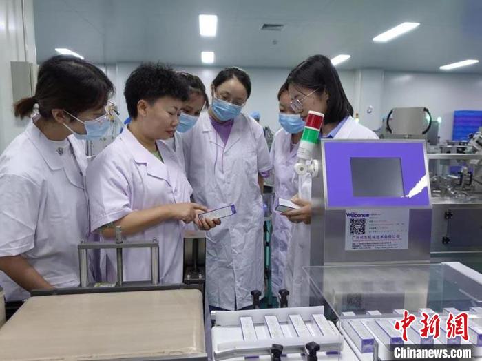 眭春(左二)正在與科研人員探討?！∈茉L者供圖