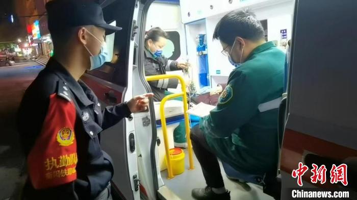 驚魂60秒！旅客突發(fā)疾病摔下站臺(tái)鐵路民警飛奔救助