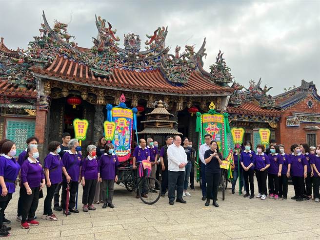 臺灣環(huán)保團(tuán)體“綠色和平”專案主任張皪心與臺灣先嗇宮董事長李乾龍、氣象專家彭啟明共同呼吁臺當(dāng)局和參與繞境民眾重視氣候變遷。（圖源：臺灣“中時新聞網(wǎng)”）