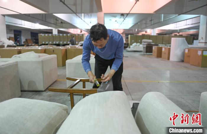 臺企杭州樺桐家私集團的生產(chǎn)車間里，工人在手工制作家具?！⊥鮿?攝