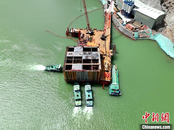 圖為索同坡黃河特大橋鋼圍堰?！∏嗪＝豢丶瘓F(tuán) 供圖