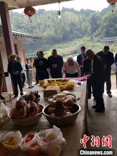 在梁氏祠堂內(nèi)，案頭擺滿了三牲及祭品 三明市委臺港澳辦供圖