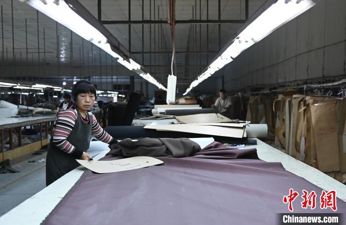 臺企杭州樺桐家私集團的生產車間里，工人們在加緊生產、制作家具?！⊥鮿?攝