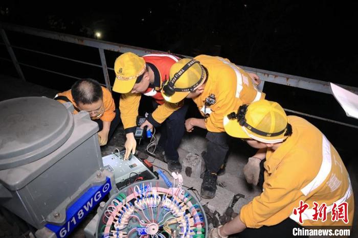 達成鐵路大修集中修現(xiàn)場工作人員正在仔細檢查設(shè)備?！×_文武 攝