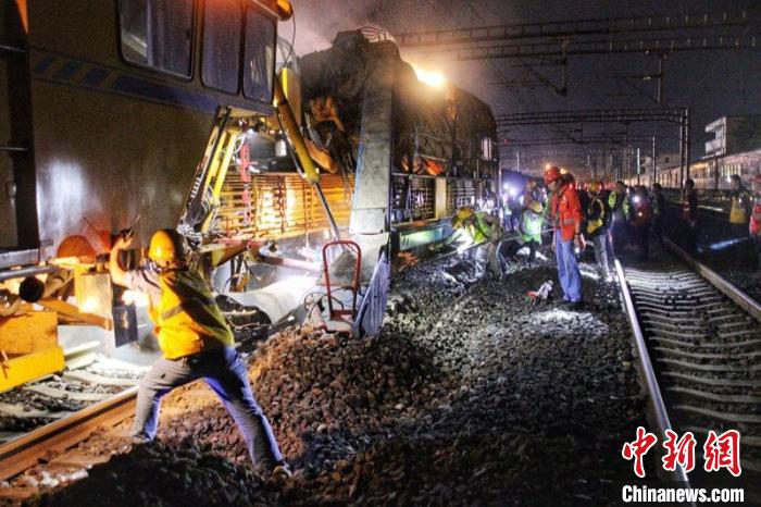 達成鐵路大修集中修現(xiàn)場工人師傅正在緊張作業(yè)?！『味Y 攝
