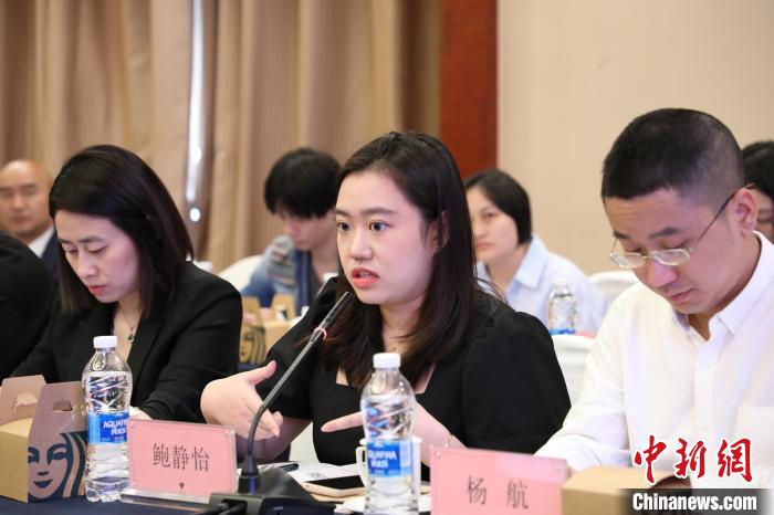 臺灣青年鮑靜宜在會上發(fā)言?！×簹J卿 攝