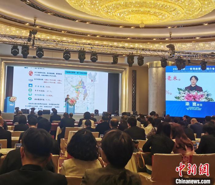 梁崑發(fā)言?！⊥趿阂?攝