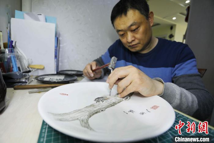 今年48歲的黃海濤，是一名聽(tīng)障人士，現(xiàn)任泰安市特殊教育中心的美術(shù)教師?！￡愱?yáng) 攝