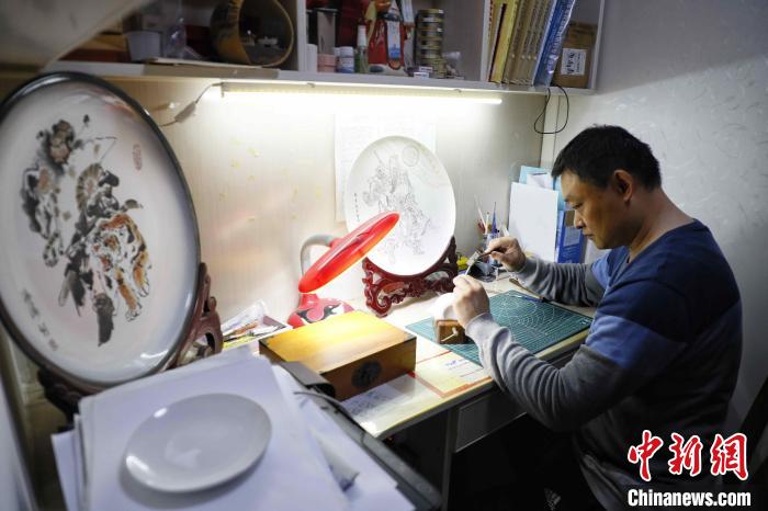 黃海濤正在工作室里刻瓷?！￡愱?yáng) 攝