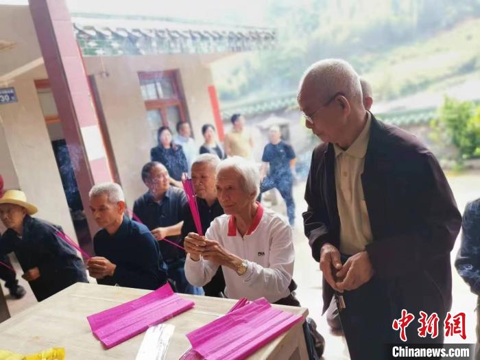 77歲臺(tái)胞登陸祭祖，“暌違三年多，我終于回來了?！? style=