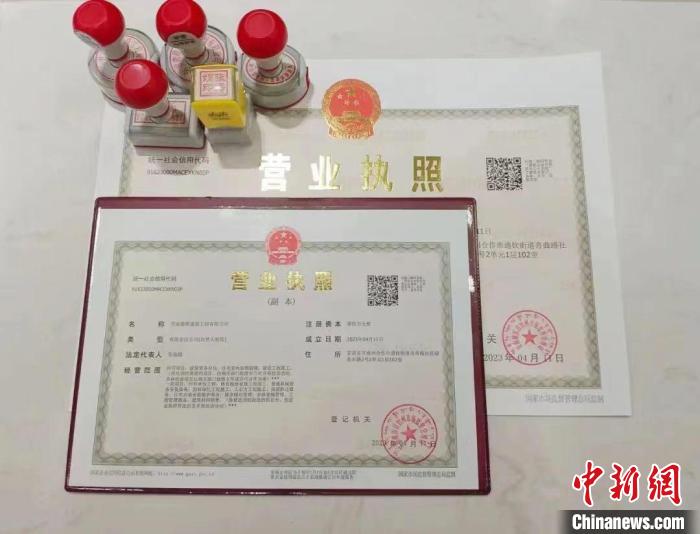 圖為甘南為企業(yè)提供的“惠企大禮包”，包括印章及郵寄服務(wù)，平均為每家企業(yè)節(jié)約800元?！垈?　攝